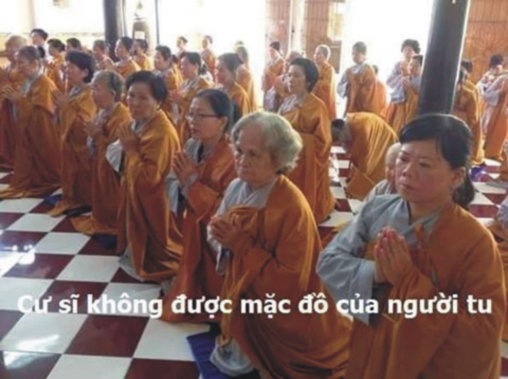 Tổn phước khi Phật tử mang cà sa người xuất gia 