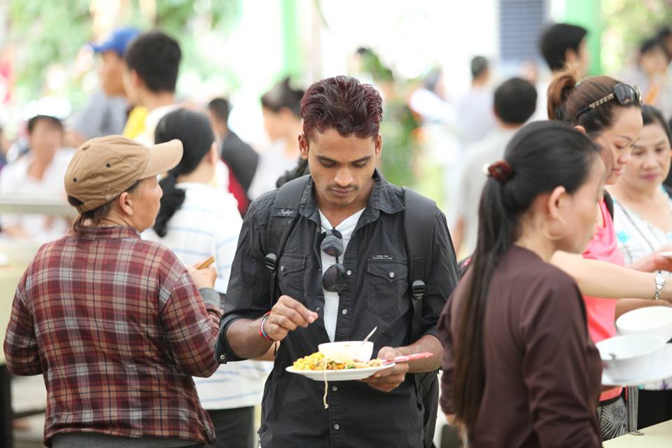Hàng ngàn xếp hàng mua vé buffet chay gây quỹ tại chùa Phước Viên 