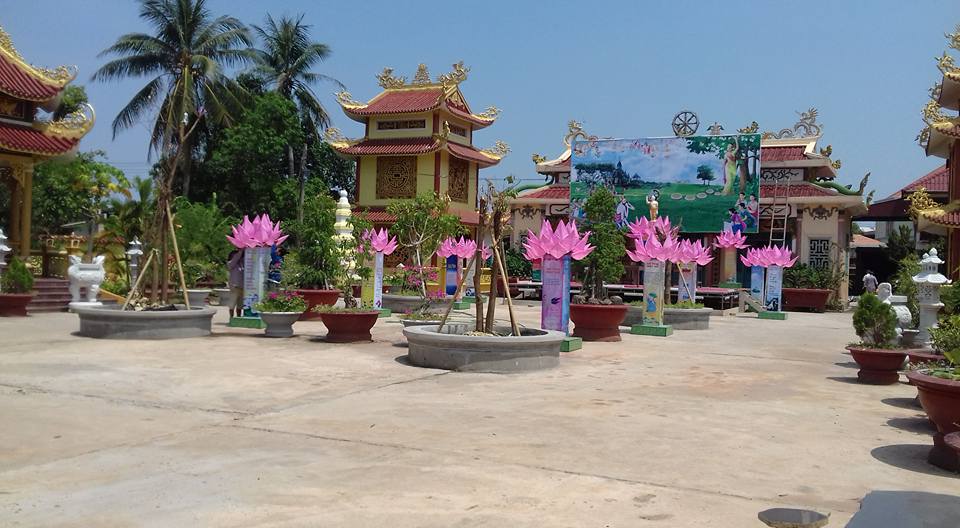 Lào: Không khí đón mừng Phật đản tại chùa Trang Nghiêm