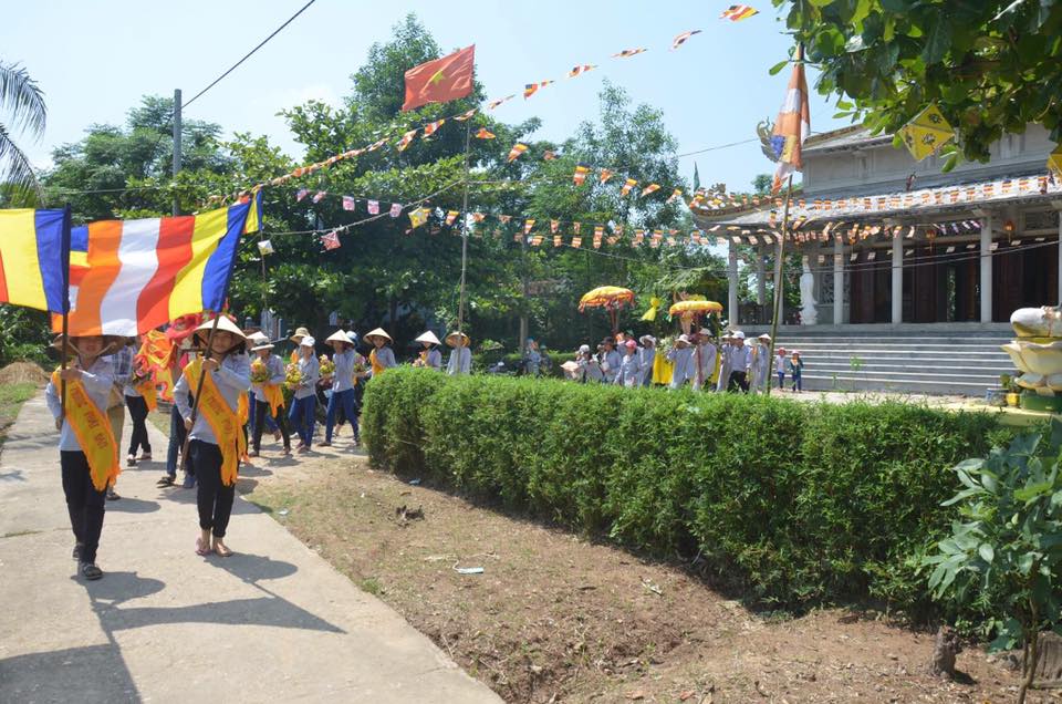 Đoàn áo lam rước Phật đản vào làng Xuân Thành