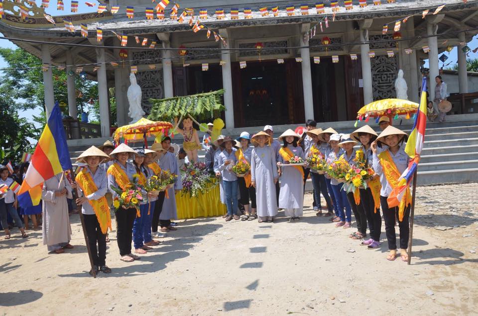 Đoàn áo lam rước Phật đản vào làng Xuân Thành