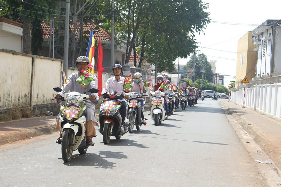 Đoàn xe máy diễu hành reo mừng Phật đản