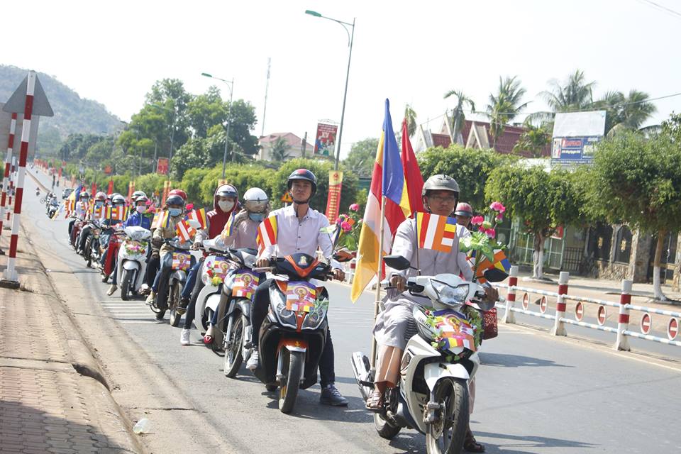 Đoàn xe máy diễu hành reo mừng Phật đản