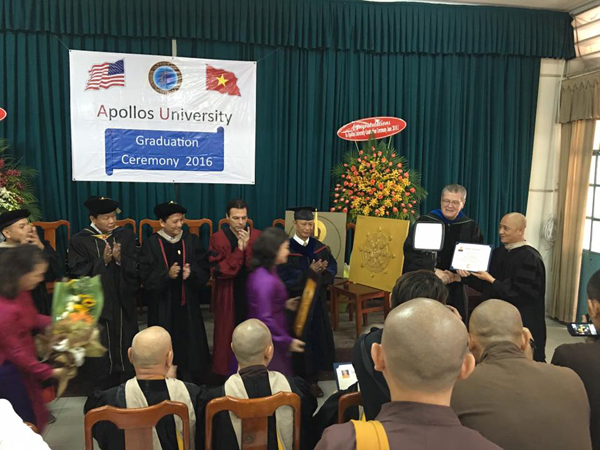 Đại học Apollos Hoa Kỳ trao bằng tiến sĩ danh dự cho 5 vị tu sĩ Phật giáo
