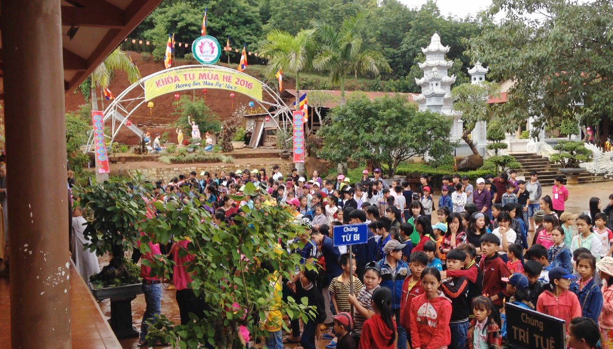 Hân hoan đón mừng 505 trại sinh về tham dự khóa tu lần 7 - năm 2016 chùa Hoa Khai