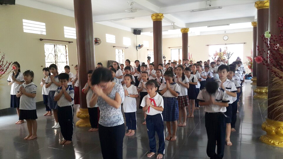 Sài Gòn: Học sinh đến chùa lễ Phật mỗi tháng 2 lần