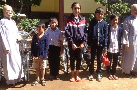 Quý Ni sư tặng 20 xe đạp cho học sinh nghèo tại Lâm Đồng