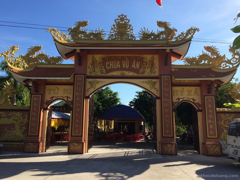 Cổng tam quan chùa Vũ Hòa mang kiến trúc thuần Việt, ngay cả câu đối cũng viết chữ quốc ngữ Việt Nam. Ảnh: Hương Thảo