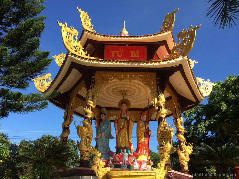 Điện Tam thế Phật chùa Vũ Ân trang nghiêm trong nắng sớm. Ảnh: Hương Thảo