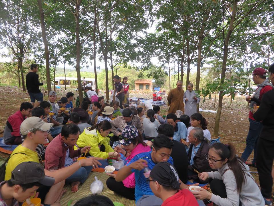 Phật giáo huyện Đăk Rlấp tặng quà tết tại xã Đăk Ngo