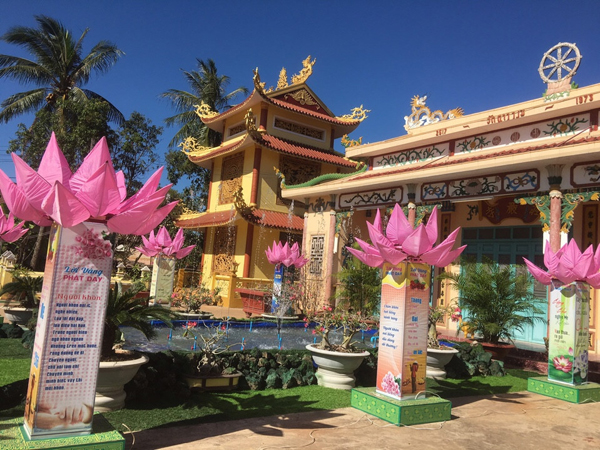Lào: Không khí đón xuân Đinh dậu tại chùa Trang Nghiêm 