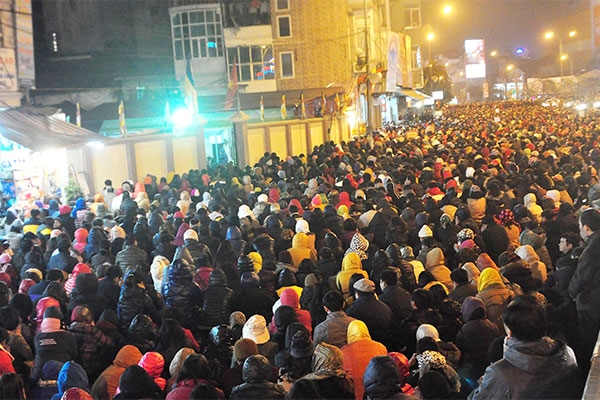 Người dân tràn ra đường trong một buổi dâng sao giải hạn tại chùa Phúc Khánh