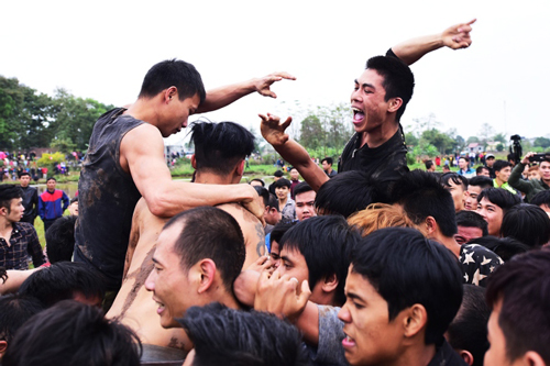 Người dân tham gia cướp phết ở hội Hiền Quan (Phú Thọ). Ảnh: Giang Huy