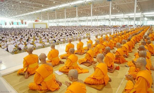Hàng vạn Tu sĩ và Cư sĩ Phật giáo Thái Lan tu tập trong sự trang nghiêm và thành kính.