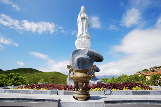  Tượng Bồ-tát Quán Âm lộ thiên tại Tịnh viện tọa lạc trên đỉnh núi của mũi đảo Hòn Tre, TP. Nha Trang, tỉnh Khánh Hòa.