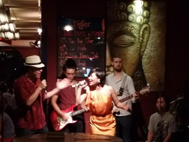 Sài Gòn: Quán rượu và thịt nướng lấy tên Buddha (Đức Phật)