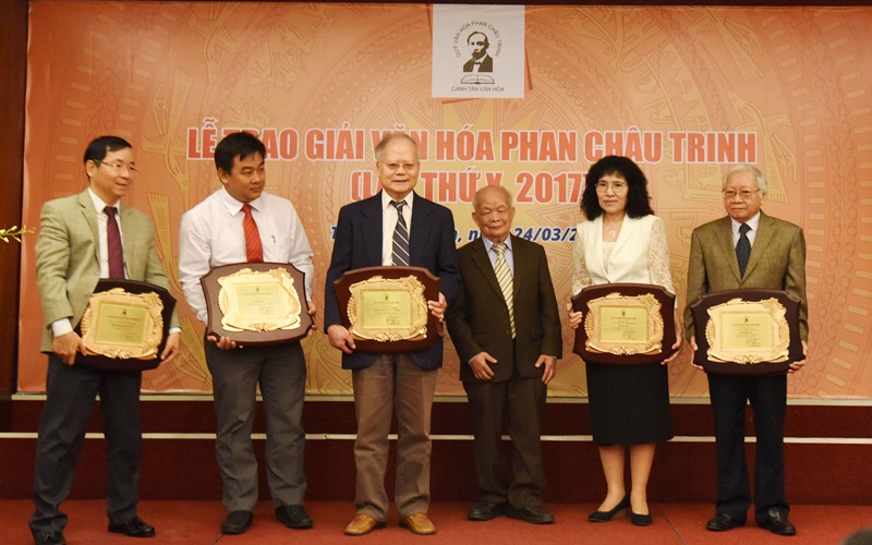 Nhà văn Nguyên Ngọc đại diện Hội đồng Khoa học Quỹ Văn hóa Phan Châu Trinh trao giải cho các cá nhân đoạt giải. Ảnh: T.A