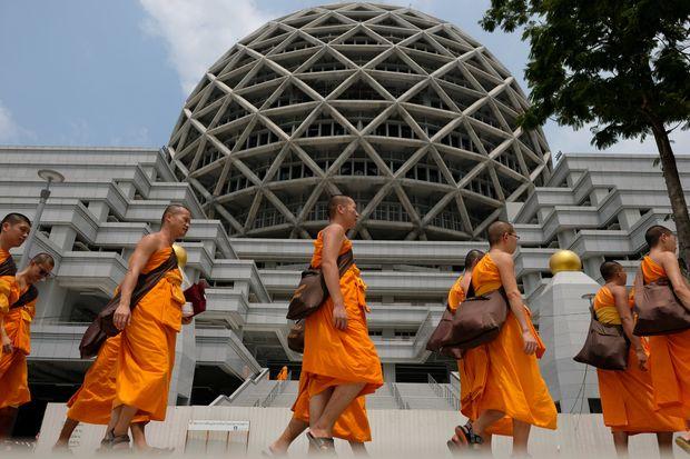  Các nhà sư bên trong chùa Dhammakaya ngày 9-3-2017 - Ảnh Reuters