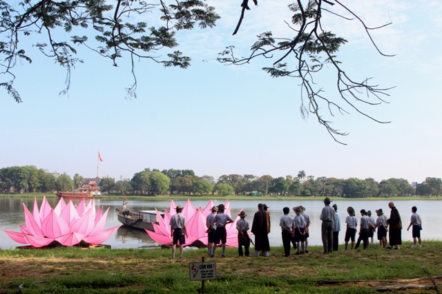 Huế: Truyền thống đặt 7 hoa sen trên sông Hương mùa Phật đản