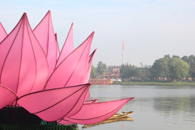 Huế: Truyền thống đặt 7 hoa sen trên sông Hương mùa Phật đản