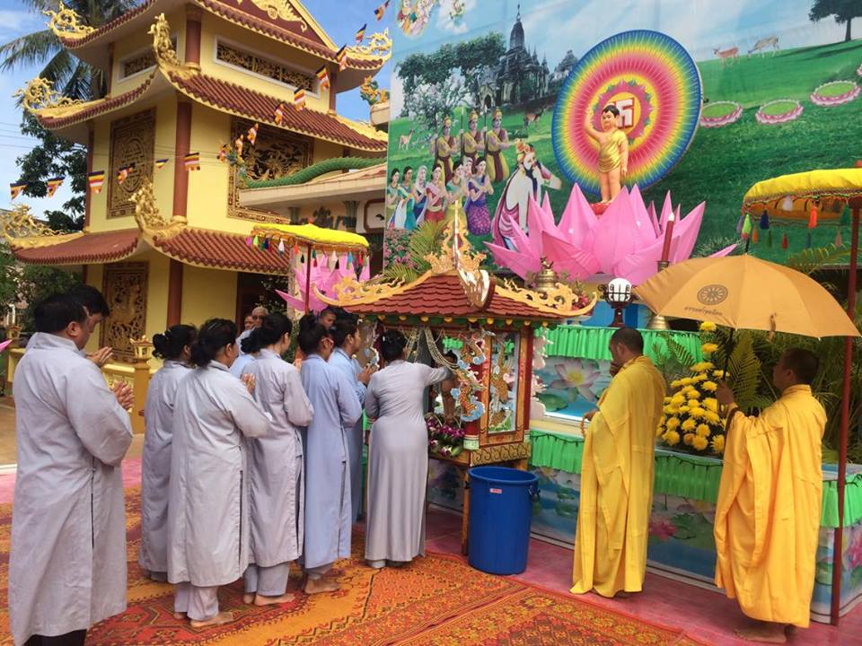 Lào: Chùa Trang Nghiêm mừng lễ Phật Thích Ca đản sanh