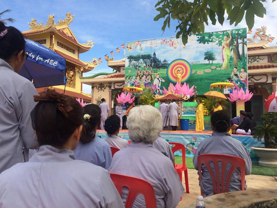 Lào: Chùa Trang Nghiêm mừng lễ Phật Thích Ca đản sanh