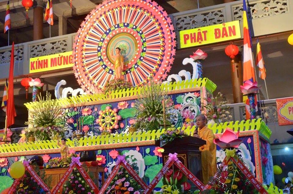 Đại đức Thích Quảng Hiền-phó thường trực BTS PG tỉnh Đăk Nông tuyên đọc diễn văn khai mạc đại lễ Phật đản của Hòa thường chủ tịch GHPGVN