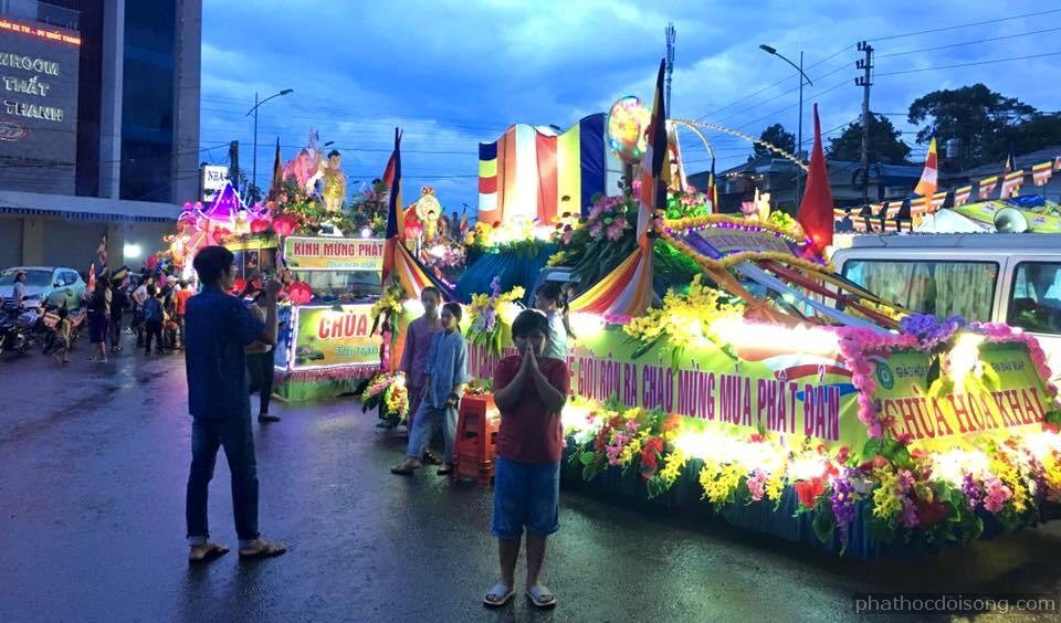 Đơn vị Chùa Hoa Khai xe hoa mang biểu tượng hòa bình lá cờ Phật giáo tung bay