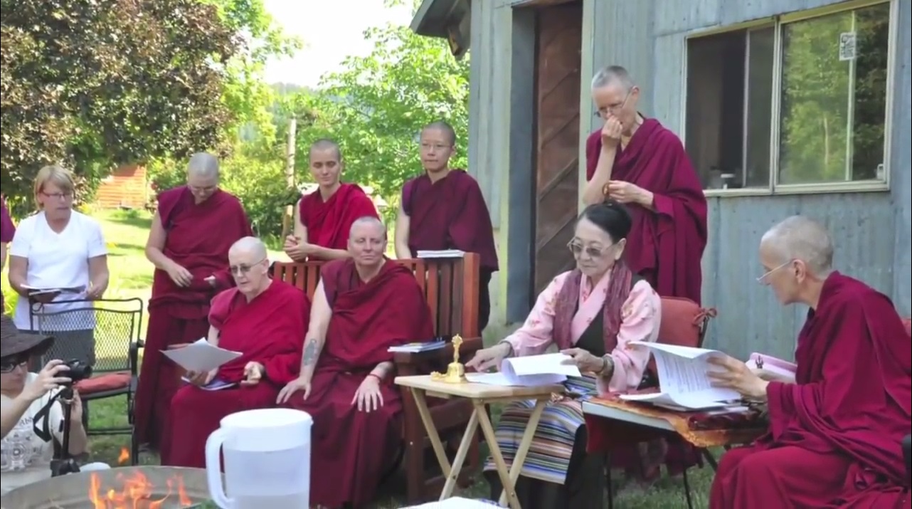 Quý Ni chúng tại Tu viện Xá Vệ (Sravasti) cùng Phật tử nghiên cứu giáo lý Phật đà