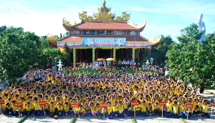 10 chúng trại sinh chụp cùng Ban tổ chức khóa tu mùa hè chủ đề hương sen mùa hạ lần thứ 1' tại chùa Linh Sơn