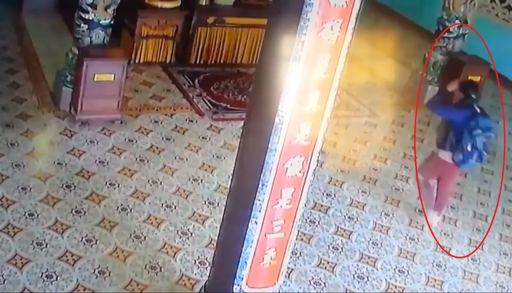 2 nữ quái trộm lư đồng chùa Phước Viên 2 nữ quái trộm lư đồng chùa Phước Viên image-1731937678679