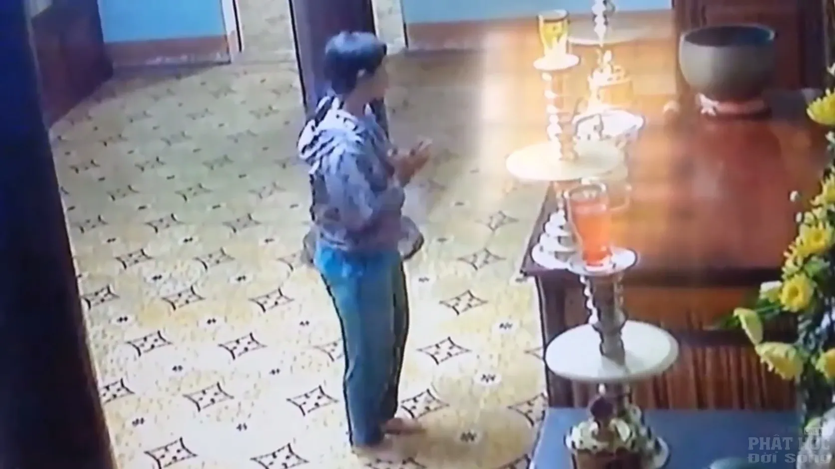2 nữ quái trộm lư đồng chùa Phước Viên 2 nữ quái trộm lư đồng chùa Phước Viên image-1731937680564