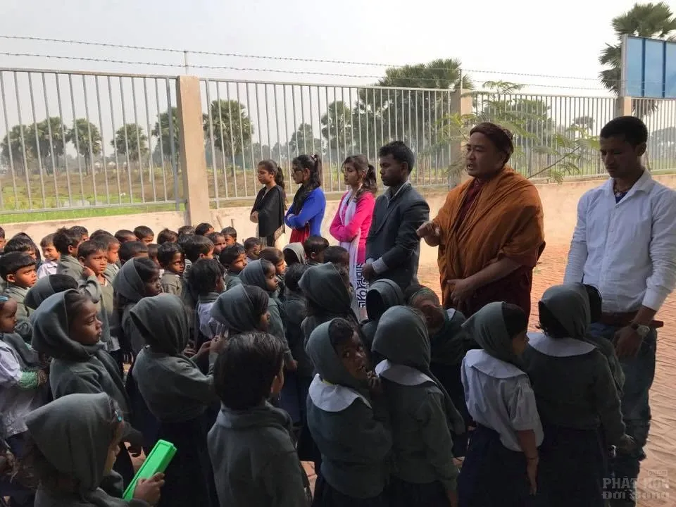 Ấn Độ: 500 học sinh niệm Phật trước khi vào lớp học tại Vaishali image-1732286519746