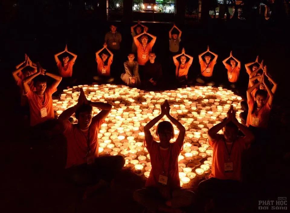 Ảnh nến đẹp của khóa tu mùa hè chùa Liên Trì xứ Ban Mê image-1731748332730