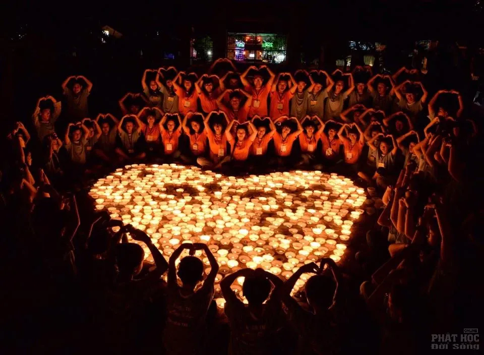 Ảnh nến đẹp của khóa tu mùa hè chùa Liên Trì xứ Ban Mê image-1731748335061