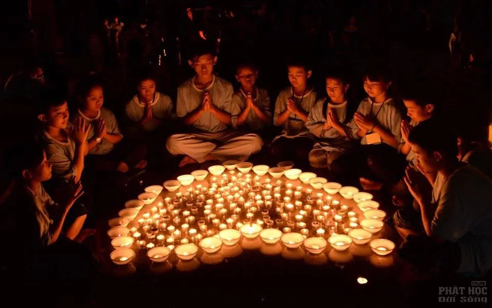 Ảnh nến đẹp của khóa tu mùa hè chùa Liên Trì xứ Ban Mê image-1731748336730