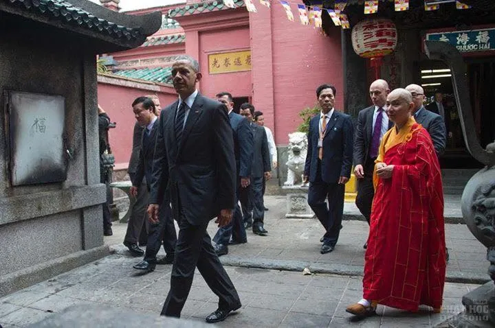 Bạn thấy gì khi Tổng thống Obama đến chùa Phước Hải? 2 Bạn thấy gì khi Tổng thống Obama đến chùa Phước Hải? image-1731747230183