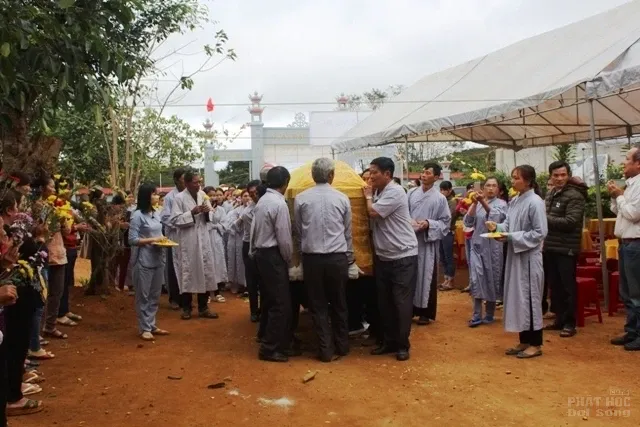 Ban trị sự Phật giáo tỉnh Đắk Nông viếng Lễ tang Ni sư trụ trì Chùa Thiện Đạo image-1731945738532