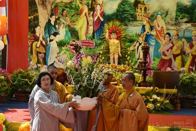 Bến Tre: Mừng Phật Thích Ca đản sanh chùa Linh Quang image-1731936393690