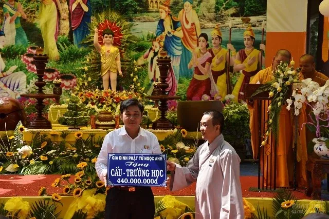 Bến Tre: Mừng Phật Thích Ca đản sanh chùa Linh Quang image-1731936395768