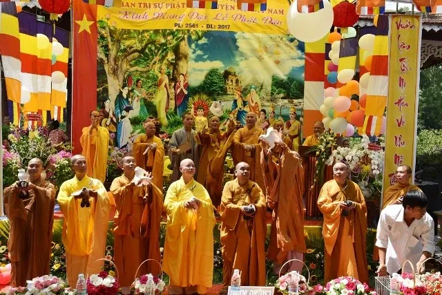 Bến Tre: Mừng Phật Thích Ca đản sanh chùa Linh Quang image-1731936400064