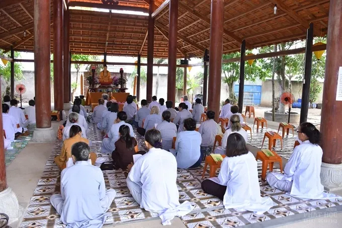 Bình Chánh: Tịnh thất Kỳ Viên lần đầu khai giảng lớp Bát Quan Trai image-1731943099839