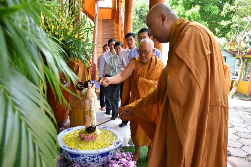 Bình chánh, Tịnh xá Đại Quang tổ chức lễ Phật đản image-1731943307385