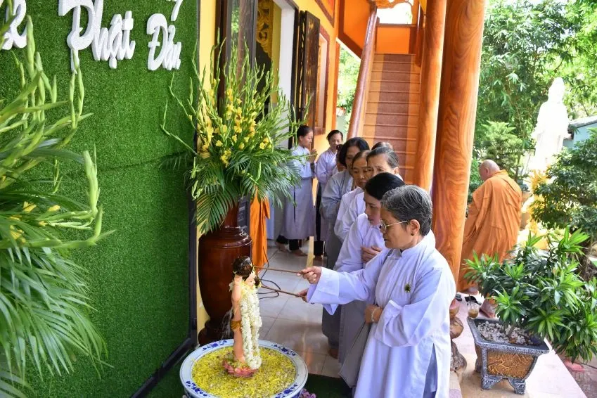 Bình chánh, Tịnh xá Đại Quang tổ chức lễ Phật đản image-1731943311267
