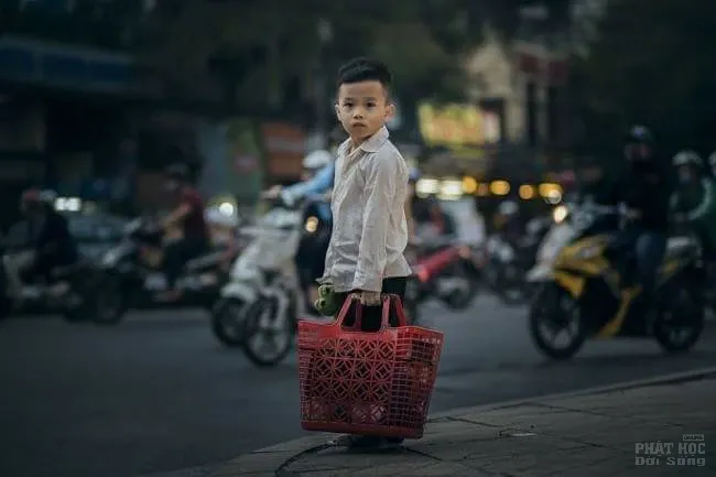 Bộ ảnh 'Cậu bé đánh giày' của nhiếp ảnh gia Thích Việt Hoàng 3 Bộ ảnh 'Cậu bé đánh giày' của nhiếp ảnh gia Thích Việt Hoàng image-1731931859392