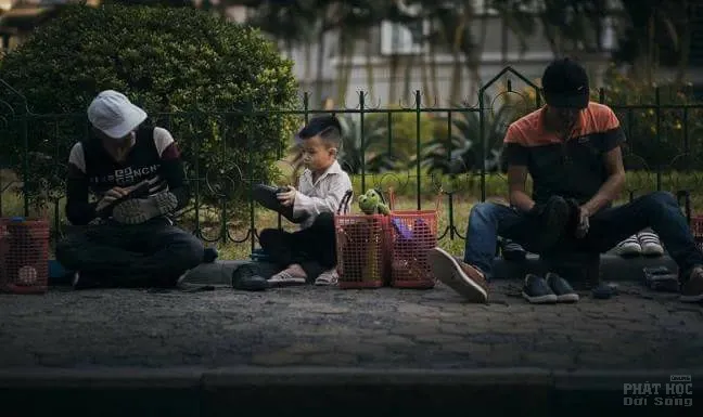 Bộ ảnh 'Cậu bé đánh giày' của nhiếp ảnh gia Thích Việt Hoàng 5 Bộ ảnh 'Cậu bé đánh giày' của nhiếp ảnh gia Thích Việt Hoàng image-1731931860419