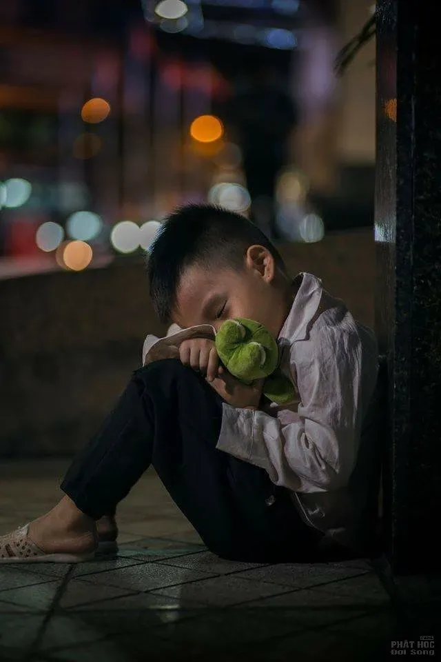 Bộ ảnh 'Cậu bé đánh giày' của nhiếp ảnh gia Thích Việt Hoàng 6 Bộ ảnh 'Cậu bé đánh giày' của nhiếp ảnh gia Thích Việt Hoàng image-1731931860927