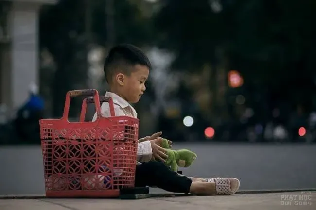 Bộ ảnh 'Cậu bé đánh giày' của nhiếp ảnh gia Thích Việt Hoàng 7 Bộ ảnh 'Cậu bé đánh giày' của nhiếp ảnh gia Thích Việt Hoàng image-1731931861642
