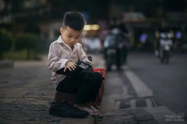 Bộ ảnh 'Cậu bé đánh giày' của nhiếp ảnh gia Thích Việt Hoàng 12 Bộ ảnh 'Cậu bé đánh giày' của nhiếp ảnh gia Thích Việt Hoàng image-1731931864612