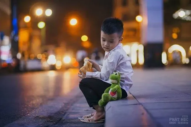 Bộ ảnh 'Cậu bé đánh giày' của nhiếp ảnh gia Thích Việt Hoàng image-1731931866598